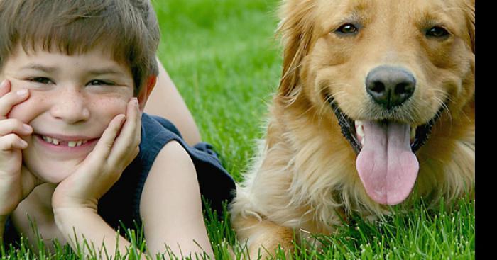 Il apprend à parler à son chien.