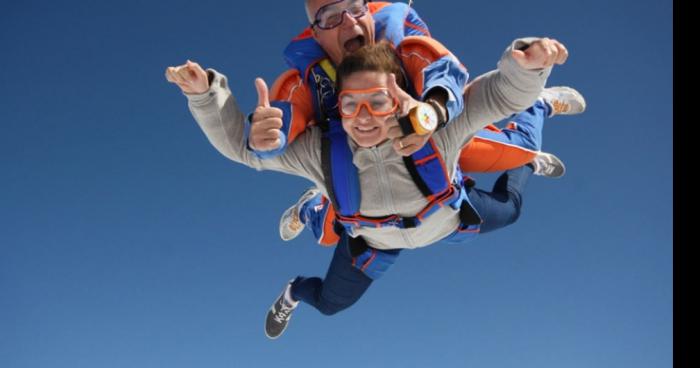 Un saut en parachute  se termine à l'eau