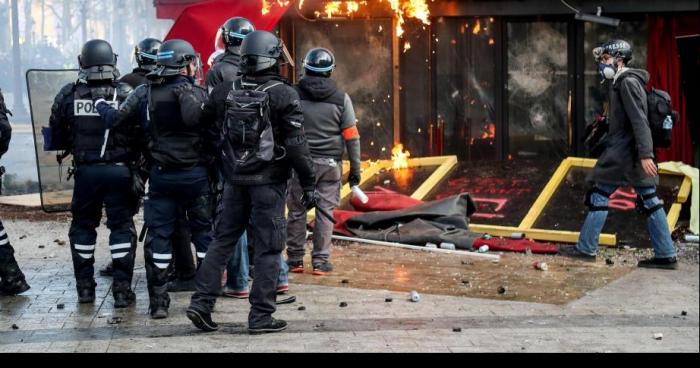 Les Gilets Jaunes infiltres les CRS.