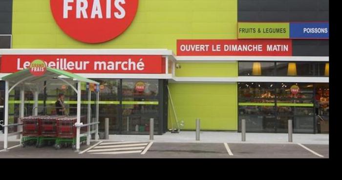 Un clown attiré par les vendeuses de fruit