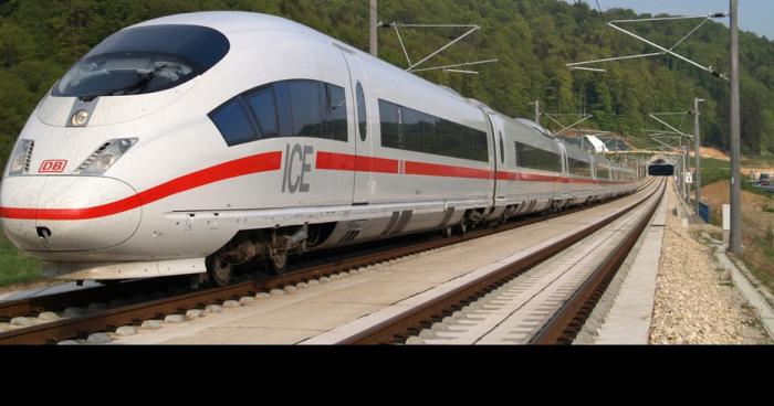 Une jeune parisienne stoppe un tgv