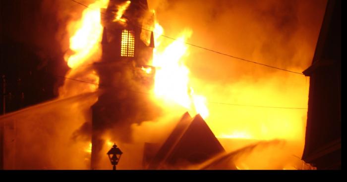 L’église de Longjumeau incendiée