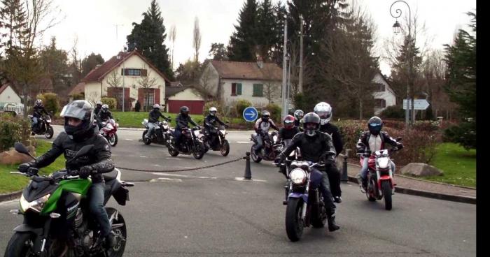 Le centre de Redu, Village du Livre  serait bientôt interdit aux motos