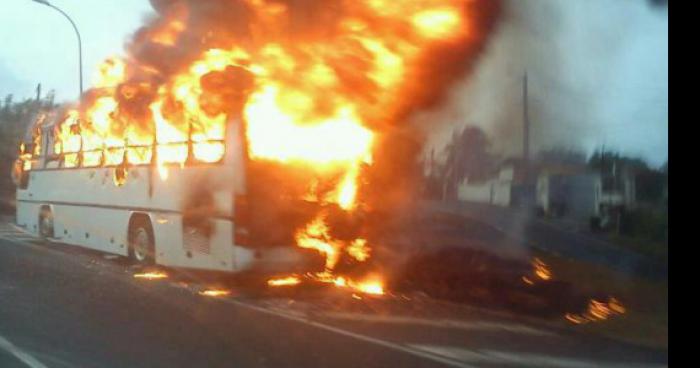 UN BUS BRÛLE À 60 KILOMÈTRE DE ST SYRAN !