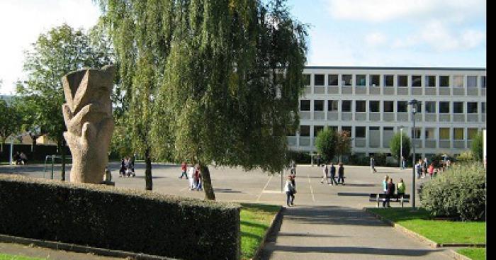 Un gros trou dans le 2 eme etage du college jaques prevert