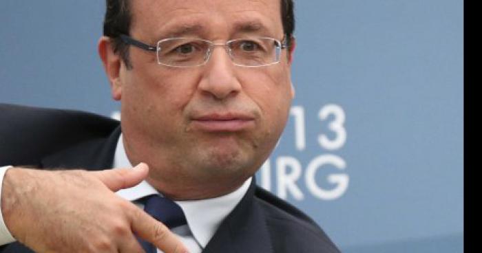 François hollande a embrasser Nicolas sarkozy