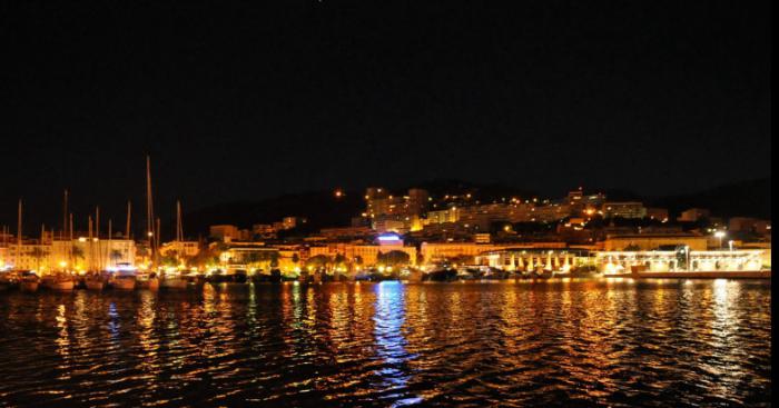 Ajaccio: Étranges lueurs aperçues au dessus du cours Napoléon dans la nuit du 08/04/15