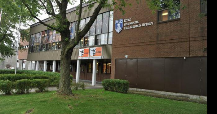 Un individu rode près des école secondaire.