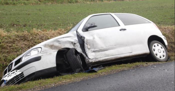 Accident de la route pour une voiture d'auto école