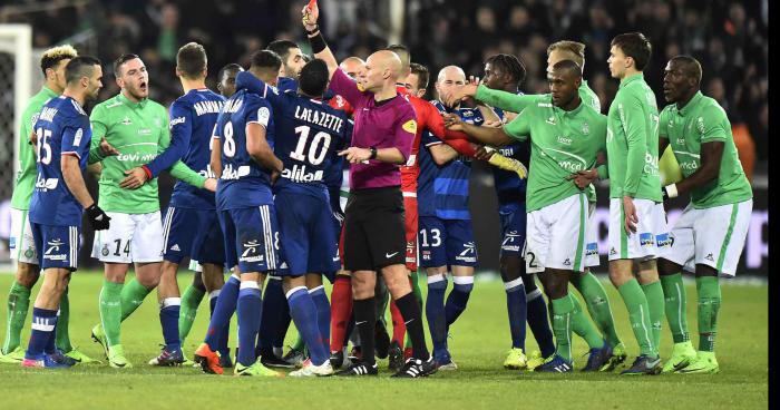 Génésio regarde les tactiques de l'ASSE.