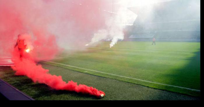 STANDARD ANDERLECHT RUPTURE DE STOCK EN ENGIN PYROTECHNIQUE A LIÈGE