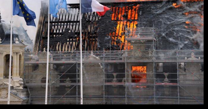 Incendie dans la mairie de Darnétal (Rouen - 76)