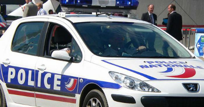 Un 	jeune adolescent prend la fuite lore d'un controle de police