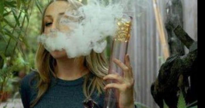 BON PLANS :des fille qui baisse pour de la weed