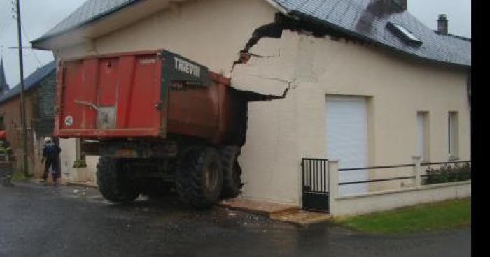 Un tracteur dans une maison