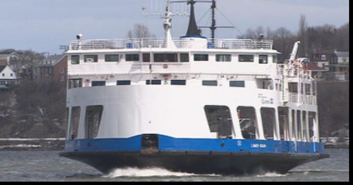 Un homme traverse le fleuve a la nage