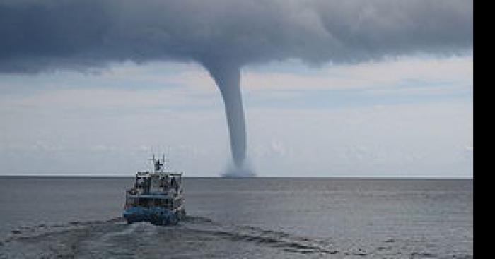 Tornade. de categorie 5 se rapproche des cotes. normandes