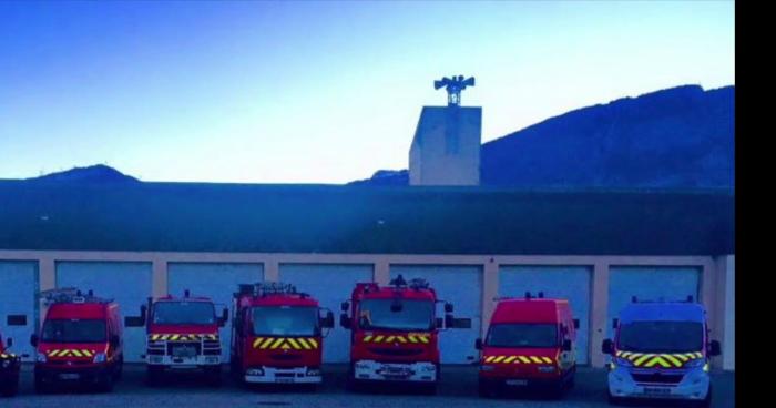 Caserne des sapeurs pompiers de saint égrève en proie au flammes