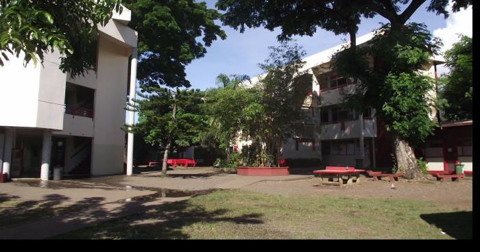 Un jeune tahitien change d'école car une jeune fille l'harcèle car elle l'aime