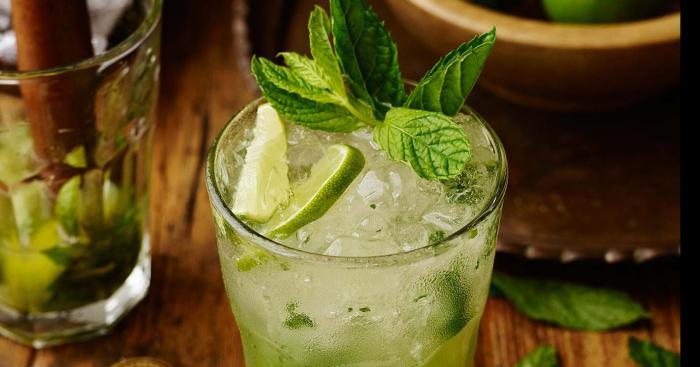 Il se coupe le pouce en faisant des mojitos