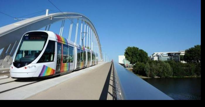 [CHOC] Le pont Confluence s’effondre dans la maine