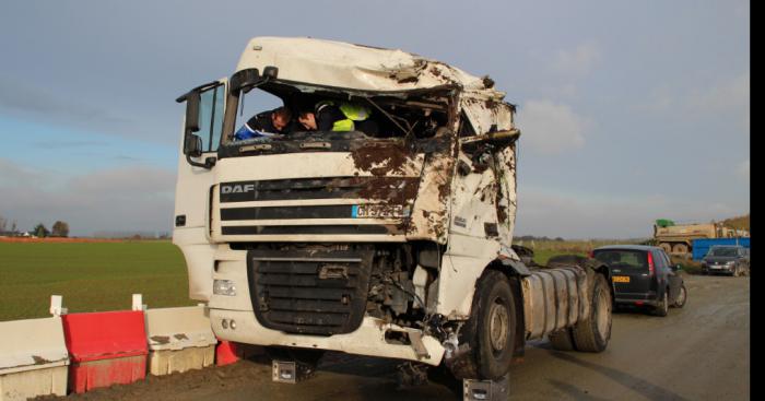 TEEVEEHAA NUVEL - Un pitbull vole un camion et cible les cyclistes.