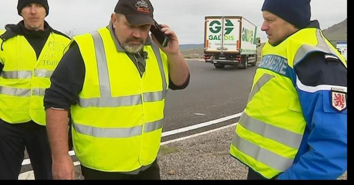 Les gendarmes et C.R.S  mette aussi leurs gilet jaune selon catagne'nier