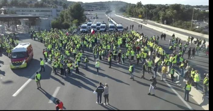 Les gilets jaunes souhaitent perturber les départs en vacances sur les autoroutes