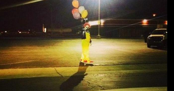 Clown tueur aperçu avec des ballons