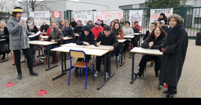 Obligés de faire cours dehors à cause d'une bombe !