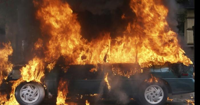 Gaillac - un camion transportant un véhicule de collection incendié