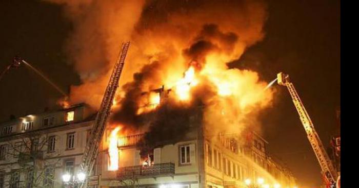 Un immeuble prend feu et laisse 2 morts