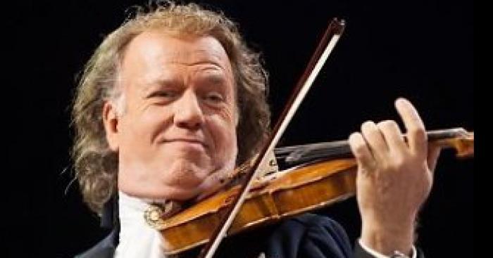 André Rieu et l'Orchestre Johann Strauss sur la Place d'Armes de Valenciennes.