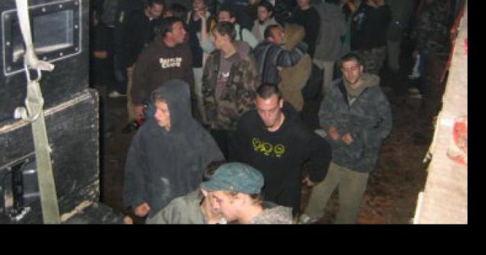 Une rave party illégal dans le sud haut-marnais. Gendarmes et crs déployée sur le site.