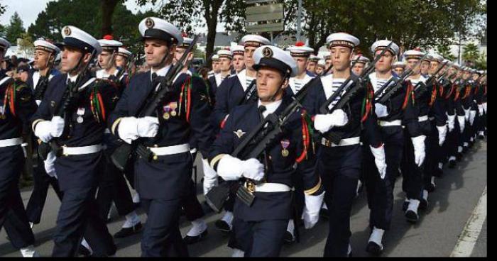 Ivre morts, des fusiliers marins du CTM de Rosnay en permission frottent leurs sexes à des boîtes aux lettres.