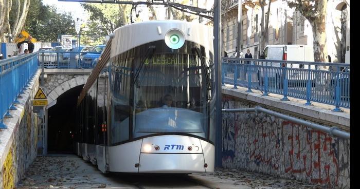 Le conducteur de Tramway John AGUAD se prend pour un cochon en se mettant nu sur les voies de la RTM