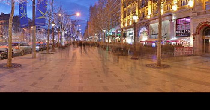 Réveillon ; une prière de rue laïque sur les champs-Élysées.