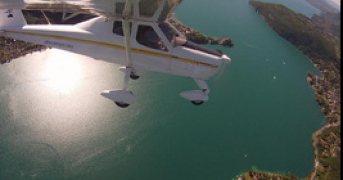 Un avion survole Annecy avec une banderole plutôt surprenante !