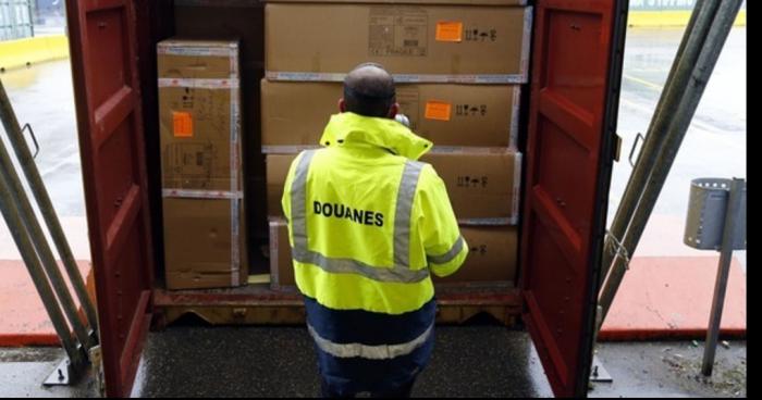 Un conteneur de 7500 paires de fausses 