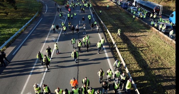 Les gilets jaunes souhaitent perturber les départs en vacances sur les autoroutes pour empêcher les riches d'aller au ski