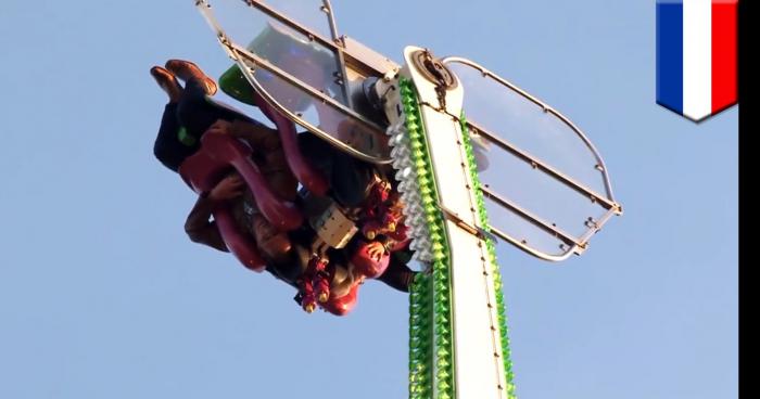 Une personne arrive à se coller la tête en bas