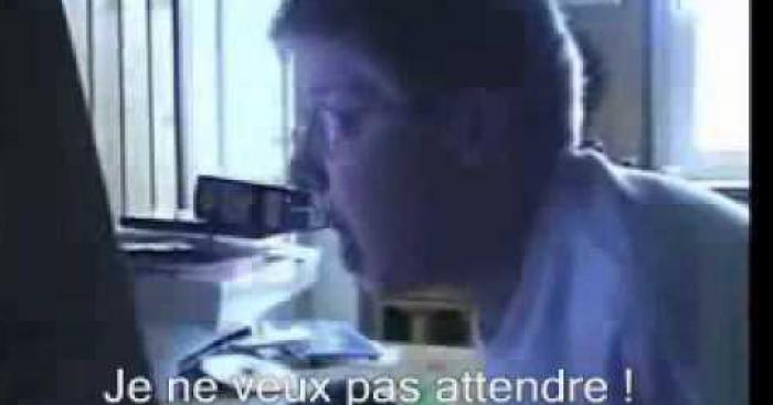 Un joueur de jeux vidéo et rentrer tete baisser dans un ecran d'ordinateur surprenant !