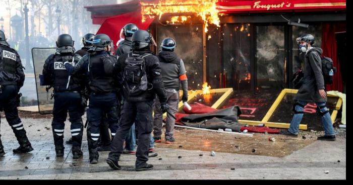 Des Gilets Jaunes infiltrent les CRS.