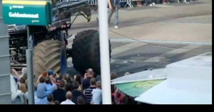 AISNE-HIRSON: UN MONSTER TRUCK FONCE DANS LE PUBLIC, TROIS MORT