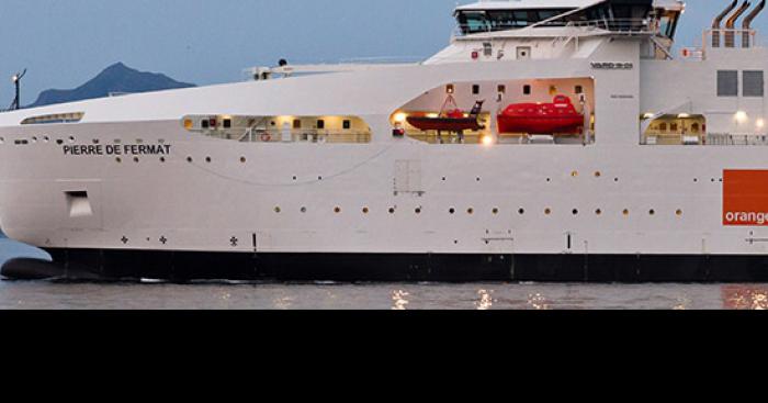 Un bateau coule dans le port de Brest