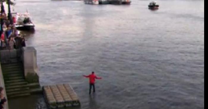 Un Homme marche sur l'eau