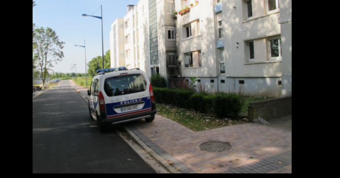 Devant la friterie de la république une fille âgée de 12ans a insulter un policier celle-ci...