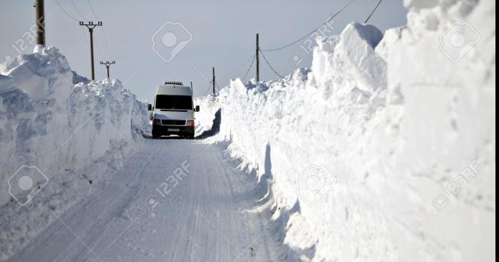 Le Facteur de Thorembais-saint-trond retrouvé enseveli sous 1 bon mètre de neige dans le centre du village