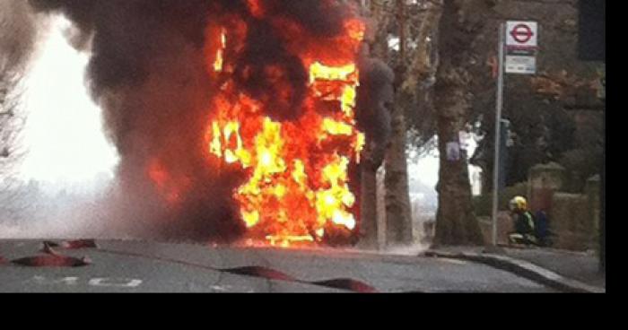 La petite navette explose en plein coeur de la ville.