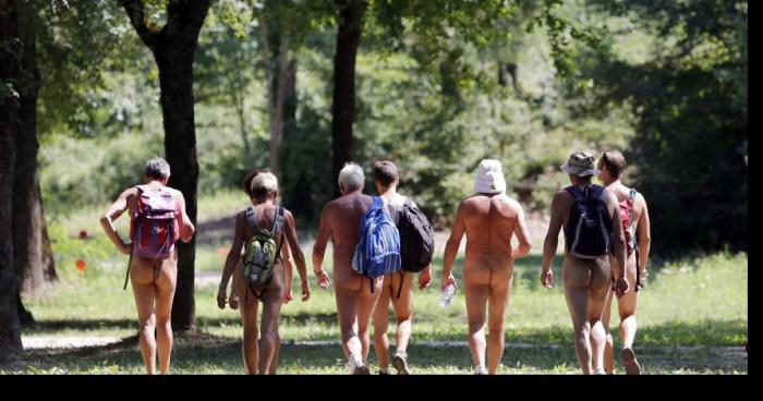 Ouverture de la zone naturiste dans les jardins de l'Elysée.